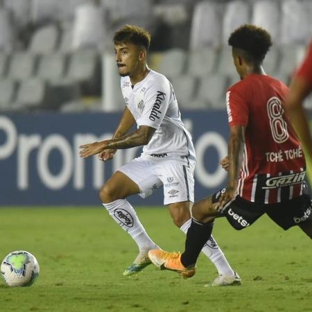 Lucas Lourenço carrega a bola no clássico entre Santos e São Paulo ontem (12) na Vila Belmiro - Ivan Storti/Santos FC