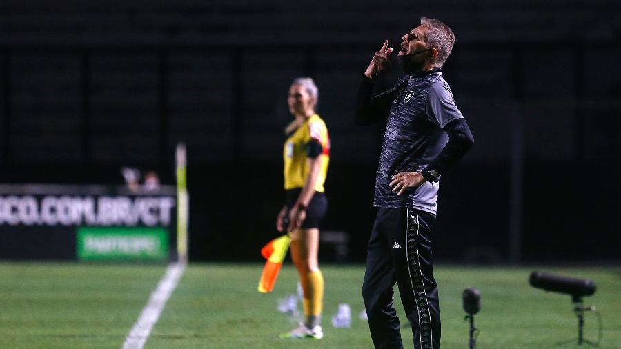 Paulo Autuori passa instruções ao time do Botafogo no duelo com o Vasco, pela Copa do Brasil, em São Januário - Vitor Silva/Botafogo