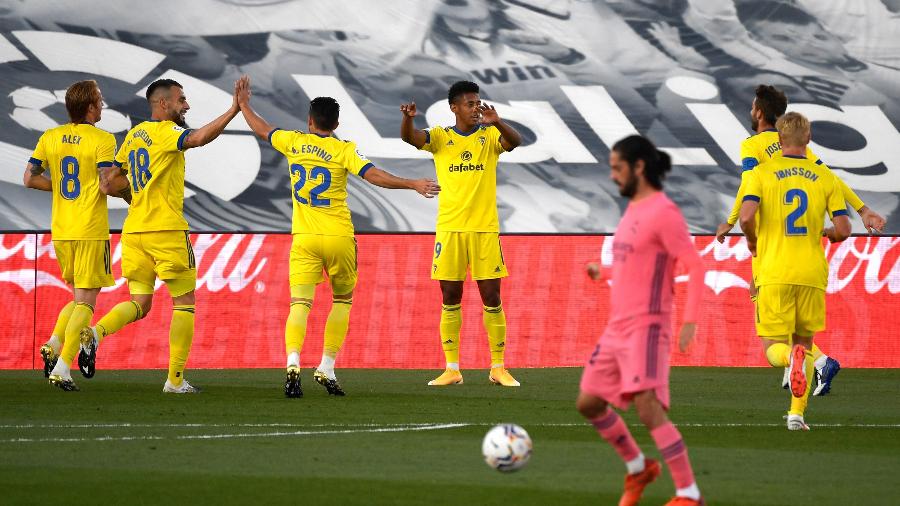 Cádiz comemora gol contra o Real - PIERRE-PHILIPPE MARCOU / AFP
