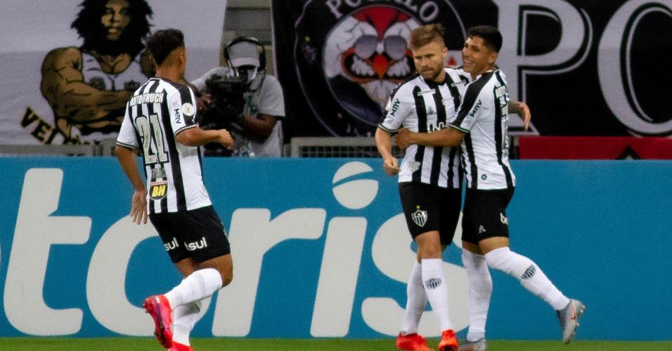 Jogadores do Atlético-MG comemoram gol de Sasha contra o Flamengo em jogo do Brasileirão