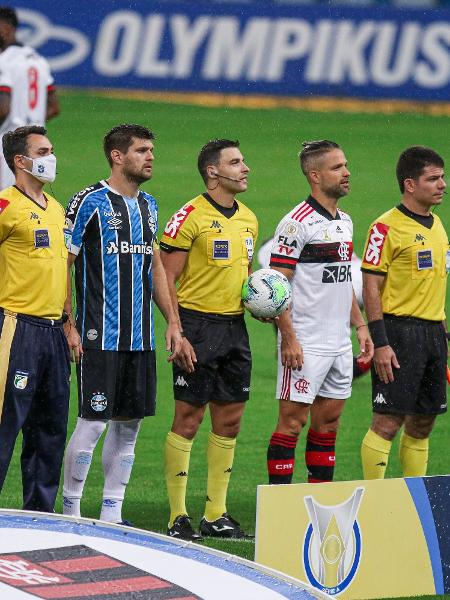 O árbitro com os capitães antes da partida entre Grêmio e Flamengo no estádio Arena do Grêmio pelo campeonato Brasileiro A - Fernando Alves/AGIF