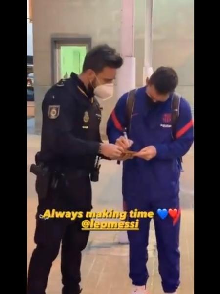 Astro argentino do Barceloa dá autógrafo a policial em aeroporto na Espanha - Reprodução