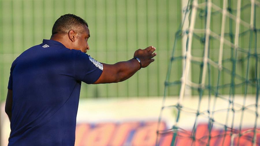 Roger Machado, técnico do Fluminense, passa instruções ao time no duelo contra o Volta Redonda - Lucas Merçon / Fluminense F.C.