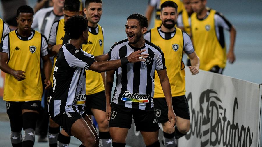 De pênalti, Marco Antonio iniciou a vitória do Botafogo no estádio Nilton Santos - Thiago Ribeiro/AGIF
