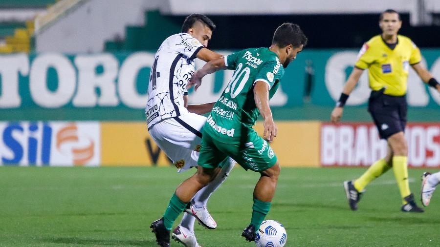 Cantillo tenta o desarme durante a partida entre Chapecoense e Corinthians, pela 10ª rodada do Brasileiro 2021. - Dinho Zanotto/AGIF