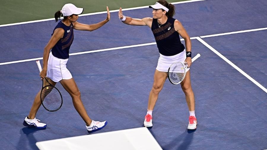 Zhang Shuai e Samantha Stosur comemoram vitória na final de duplas em Cincinnati - Divulgação