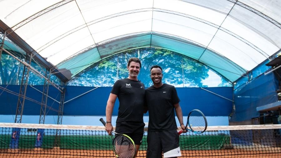 Thiaguinho treina tênis com Patrick Mouratoglou, técnico de Serena Williams - Marco Galvão/Divulgação