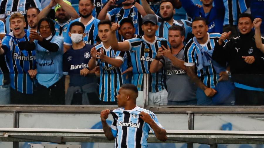 Douglas Costa comemora gol do Grêmio contra o Atlético-MG, pela última rodada do Campeonato Brasileiro - Maxi Franzoi/AGIF