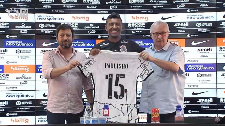 Paulinho é apresentado com a camisa 15 do Corinthians - Reprodução/Corinthians TV