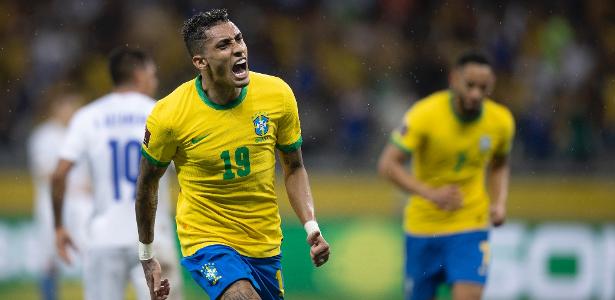 Raphinha comemora gol do Brasil contra o Paraguai