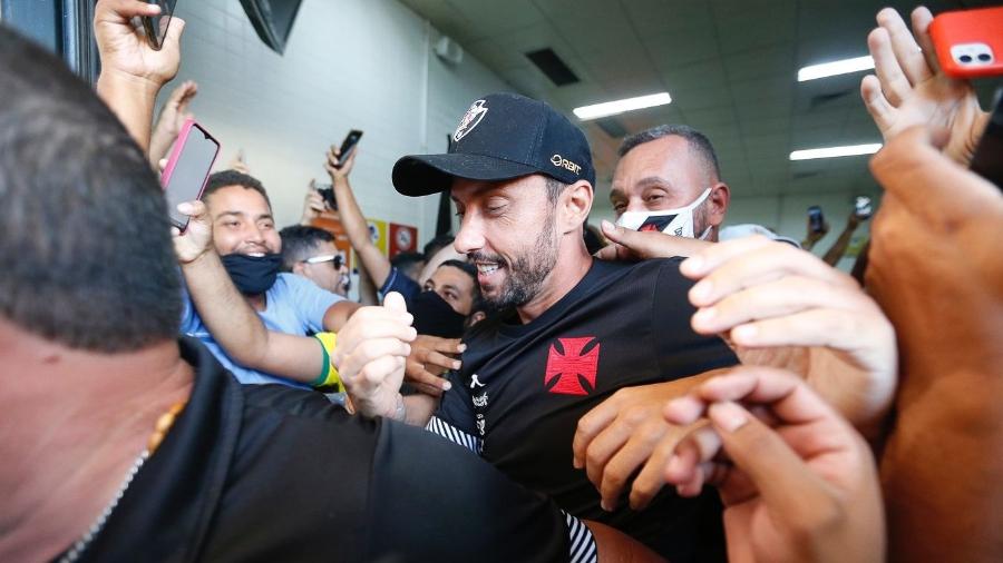 Nenê foi o jogador mais festejado pelos torcedores na chegada do Vasco a Petrolina (BA) - Rafael Ribeiro / Vasco