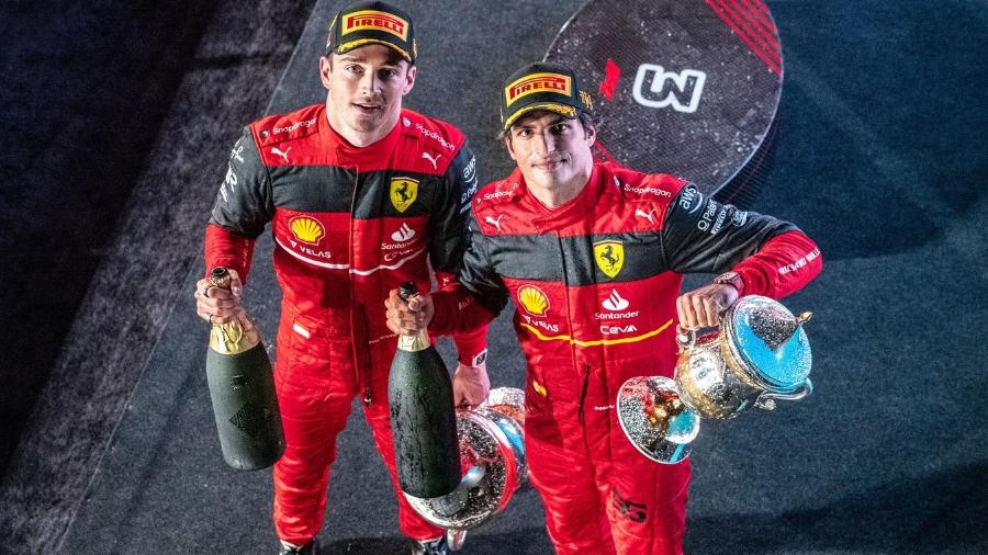 Charles Leclerc e Carlos Sainz, da Ferrari, no pódio do GP do Bahrein, que abriu o Mundial 2022  - Ferrari