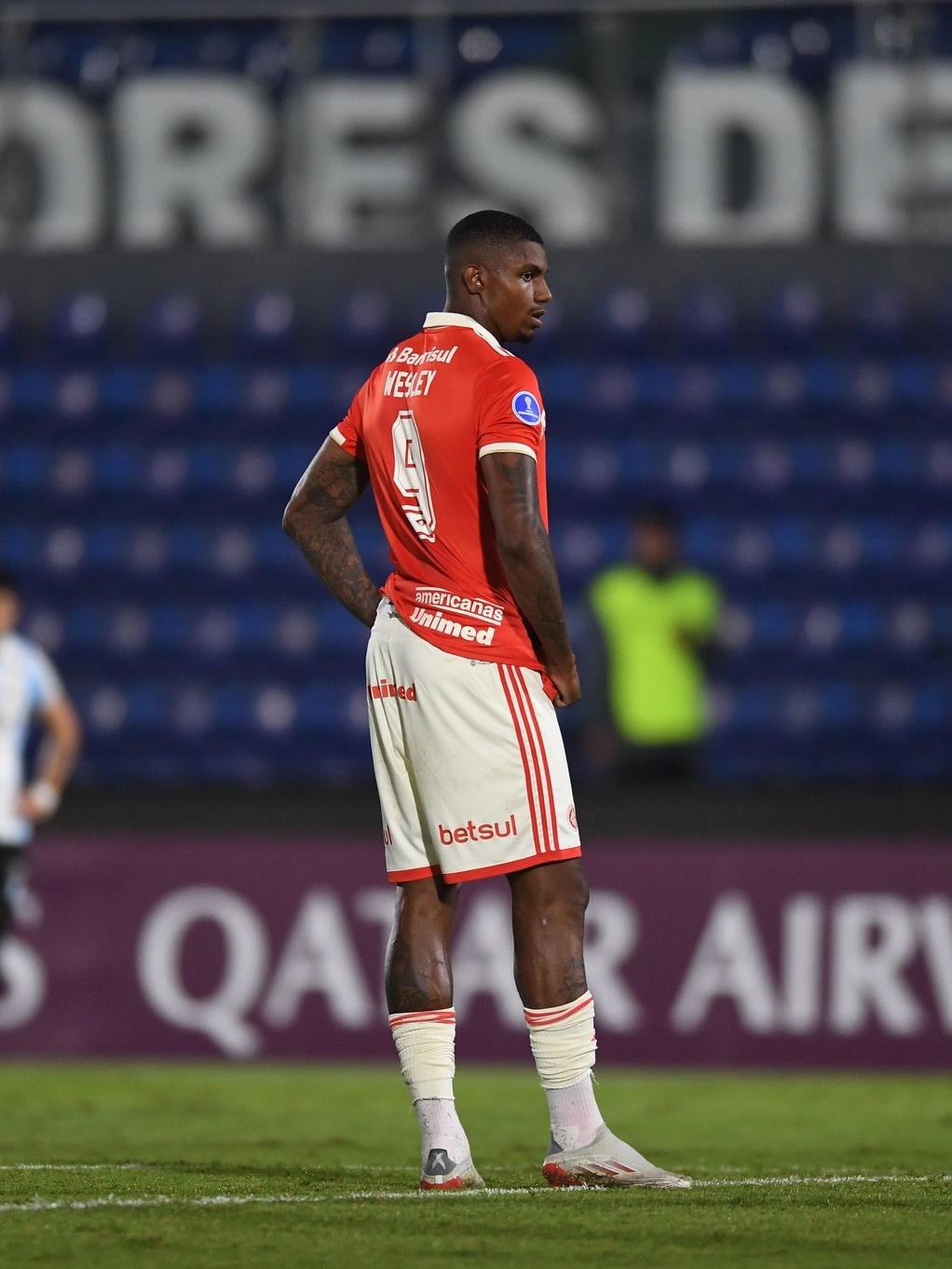 Inter se aproxima do atacante Wesley Moraes, do Aston Villa