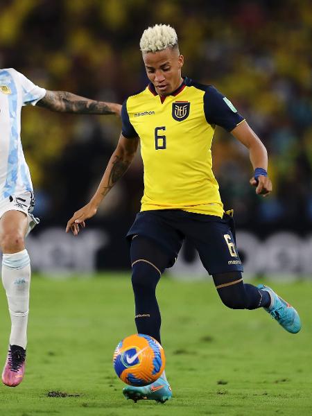 Byron Castillo, durante partida entre Equador e Argentina - Jose Jacome - Pool/Getty Images