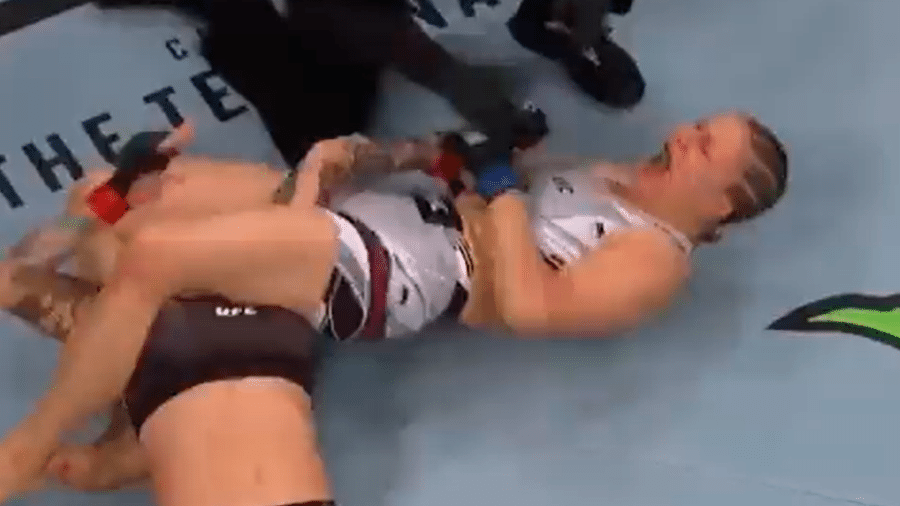 A lituana Julija Stoliarenko venceu a australiana Jessica-Rose Clark no UFC 276 por finalização após aplicar uma torção no braço esquerdo da adversária - Reprodução/Twitter