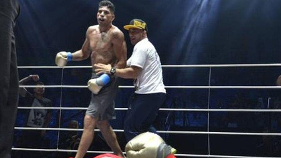 O brasileiro Alex "Poatan" nocauteou Israel Adesanya em 2017, no kickboxing - Reprodução/Twitter