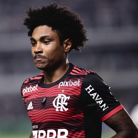 Vitinho, do Flamengo, em ação durante jogo do Campeonato Brasileiro de 2022