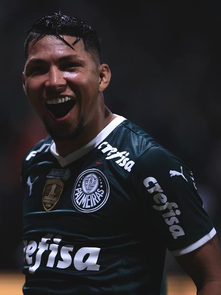 Rony comemora o segundo gol do campeão Palmeiras na goleada sobre o ameaçado Coritiba - Ettore Chiereguini/AGIF