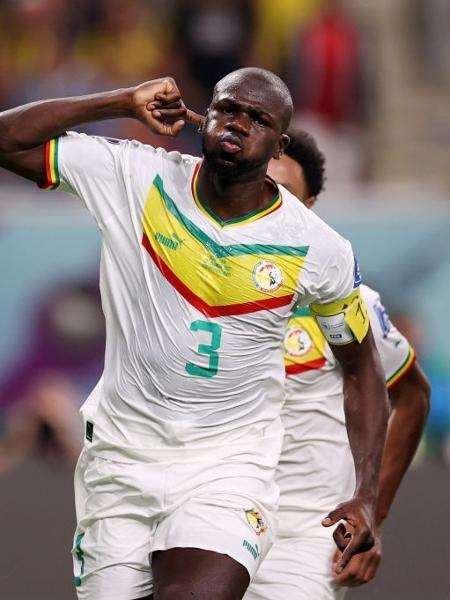 Kalidou Koulibaly, do Senegal, comemora após marcar o segundo gol de sua equipe contra o Equador na Copa - Ryan Pierse/Getty Images