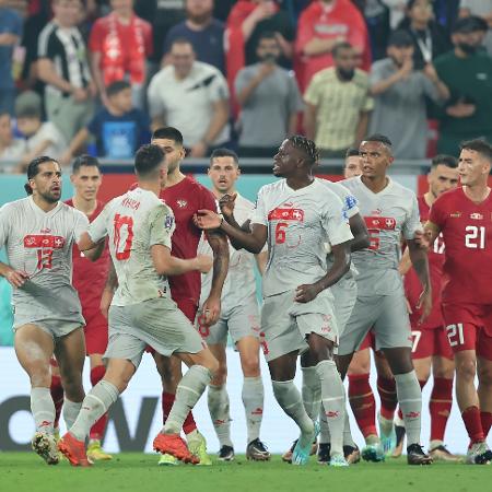 Jogadores de Suíça e Sérvia se desentendem em jogo pela Copa do Mundo do Qatar - Youssef Loulidi/Fantasista/Getty Images