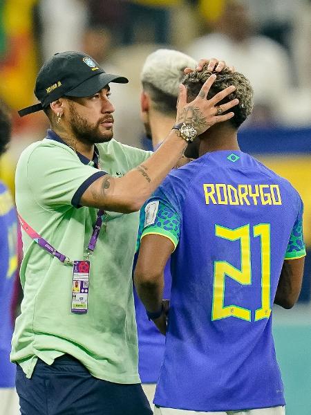 Neymar abraça Rodrygo em Camarões x Brasil - Tnani Badreddine/DeFodi Images via Getty Images