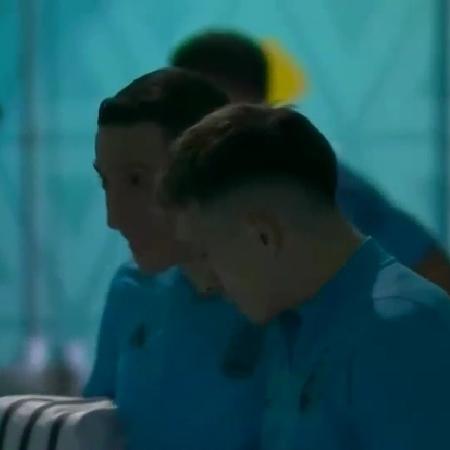 Di María ri ao saber do gol da Croácia no caminho para o gramado, no Estádio Lusail - Reprodução/TyC Sports