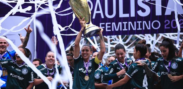 Jogadoras do Palmeiras levantam a taça do Campeonato Paulista