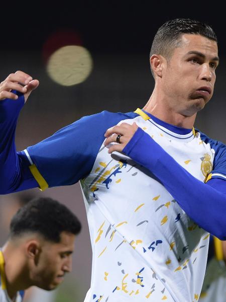 Cristiano Ronaldo, do Al Nassr, em aquecimento antes de partida contra o Al Wehda. - Khalid Alhaj/MB Media/Getty Images