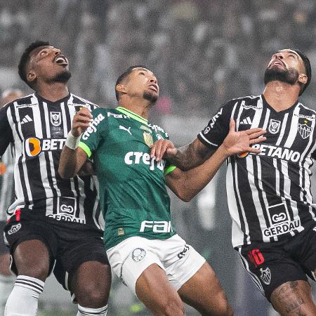 Rony, do Palmeiras, disputa bola pelo alto com Jemerson e Nathan, do Atlético-MG, em jogo do Brasileirão - Fernando Moreno/AGIF