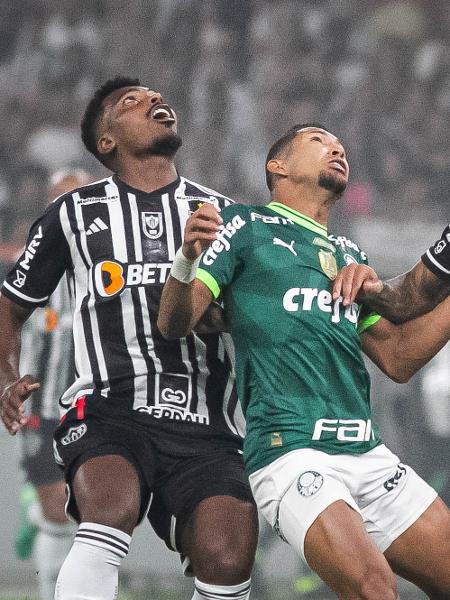 Rony, do Palmeiras, disputa bola pelo alto com Jemerson e Nathan, do Atlético-MG, no lance do gol anulado do palmeirense - Fernando Moreno/AGIF