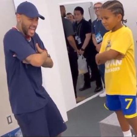 Neymar ensina passos de funk a Saint West, filho de Kim Kardashian e Kanye West