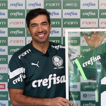 Abel Ferreira recebe camisa pela marca de 200 jogos