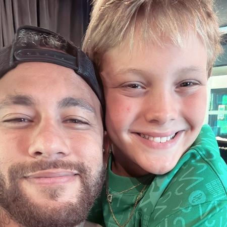 Neymar ao lado do filho Davi Lucca