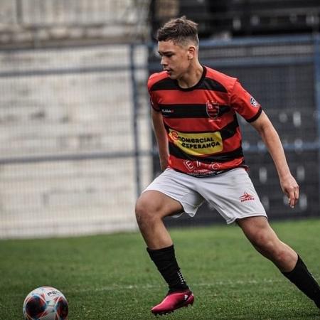 Miguel Moscardo, irmão da Gabriel Moscardo, em ação pelo Flamengo de Guarulhos