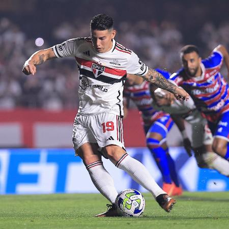 James Rodriguez, do São Paulo, desperdiçou pênalti no jogo contra o Fortaleza, pelo Brasileirão