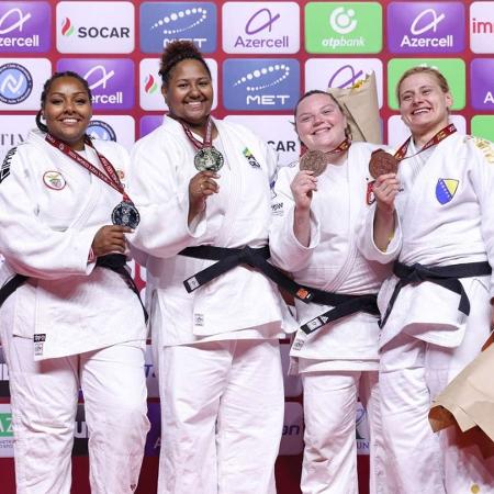 Bia Souza (2ª à esq,) exibe a medalha de ouro do Grand Slam de Baku de judô