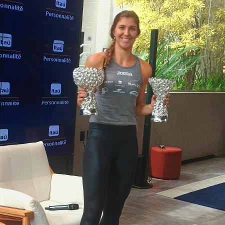 Bia Haddad com seus troféus conquistados no WTA Elite Trophy