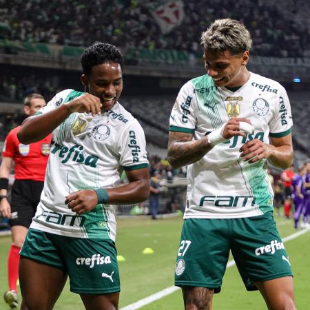 Endrick e Richard Ríos dançam após gol do Palmeiras sobre o Cruzeiro em jogo do Campeonato Brasileiro