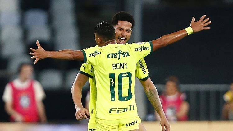 Murilo comemora com Rony após marcar pelo Palmeiras diante do Botafogo no Nilton Santos