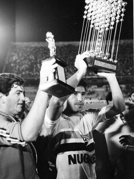 Careca, atacante são-paulino e artilheiro da competição, levanta a taça do Campeonato Brasileiro de 1986