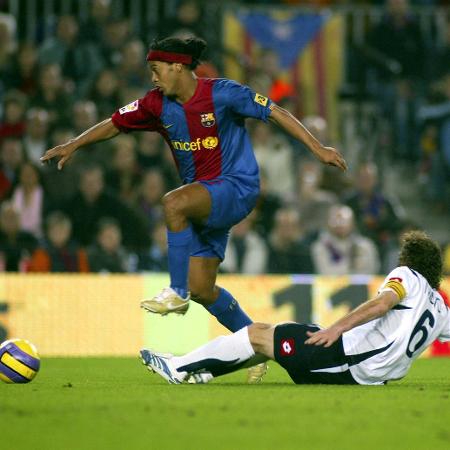 Ronaldinho Milito e Gabriel Milito em ação em Barcelona x Zaragoza de 2006 - Bagu Blanco/Getty