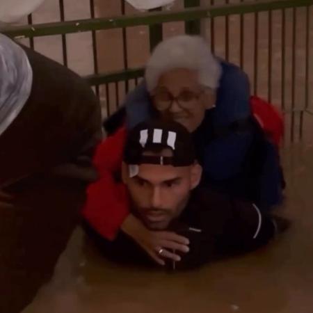 Thiago Maia carregou uma idosa nas costas para resgatá-la durante as enchentes no RS - Reprodução/X