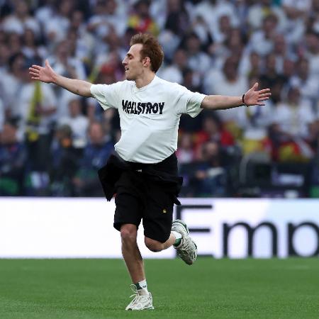 Torcedor invade o campo durante a final da Champions League entre Real Madrid e Borussia Dortmund