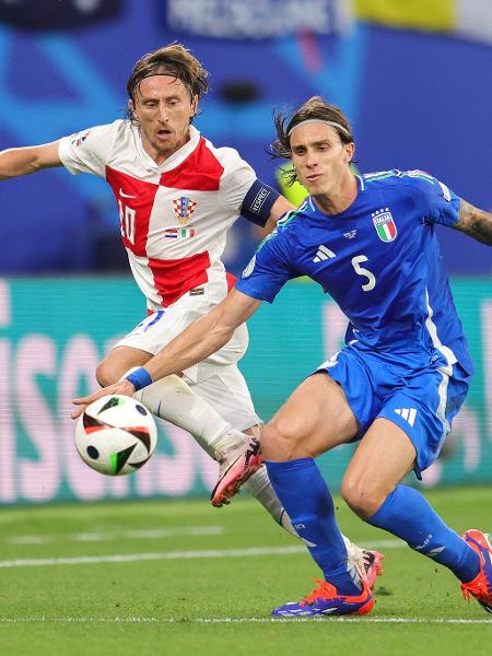 Modric e Calafiori durante jogo entre Croácia e Itália pela Eurocopa