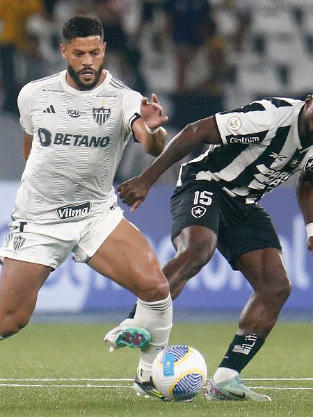 Hulk, do Atlético-MG, e Bastos, do Botafogo, disputam a bola em duelo do Campeonato Brasileiro