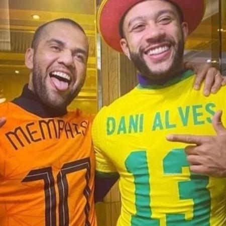 Memphis Depay e Daniel Alves foram companheiros de Barcelona em 2021/22