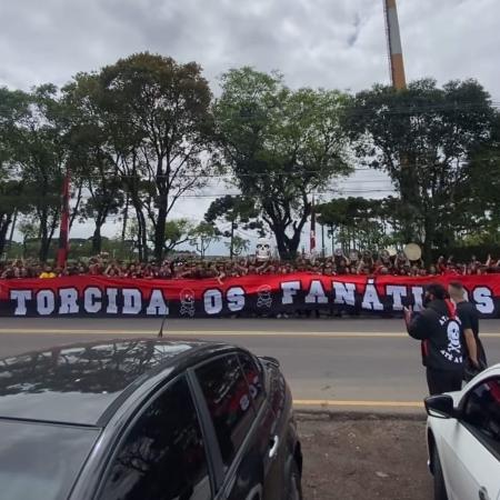 Torcida do Athletico protesta em frente ao CT do Caju - Reprodução/Instagram @osfanaticos_oficial