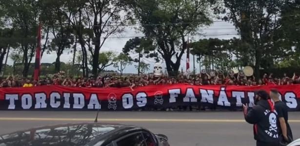 Adversário do Corinthians enfrente crise para preservar seu centenário.