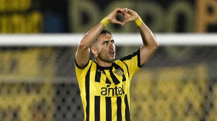 Báez comemora gol em Peñarol x Botafogo, partida da Libertadores