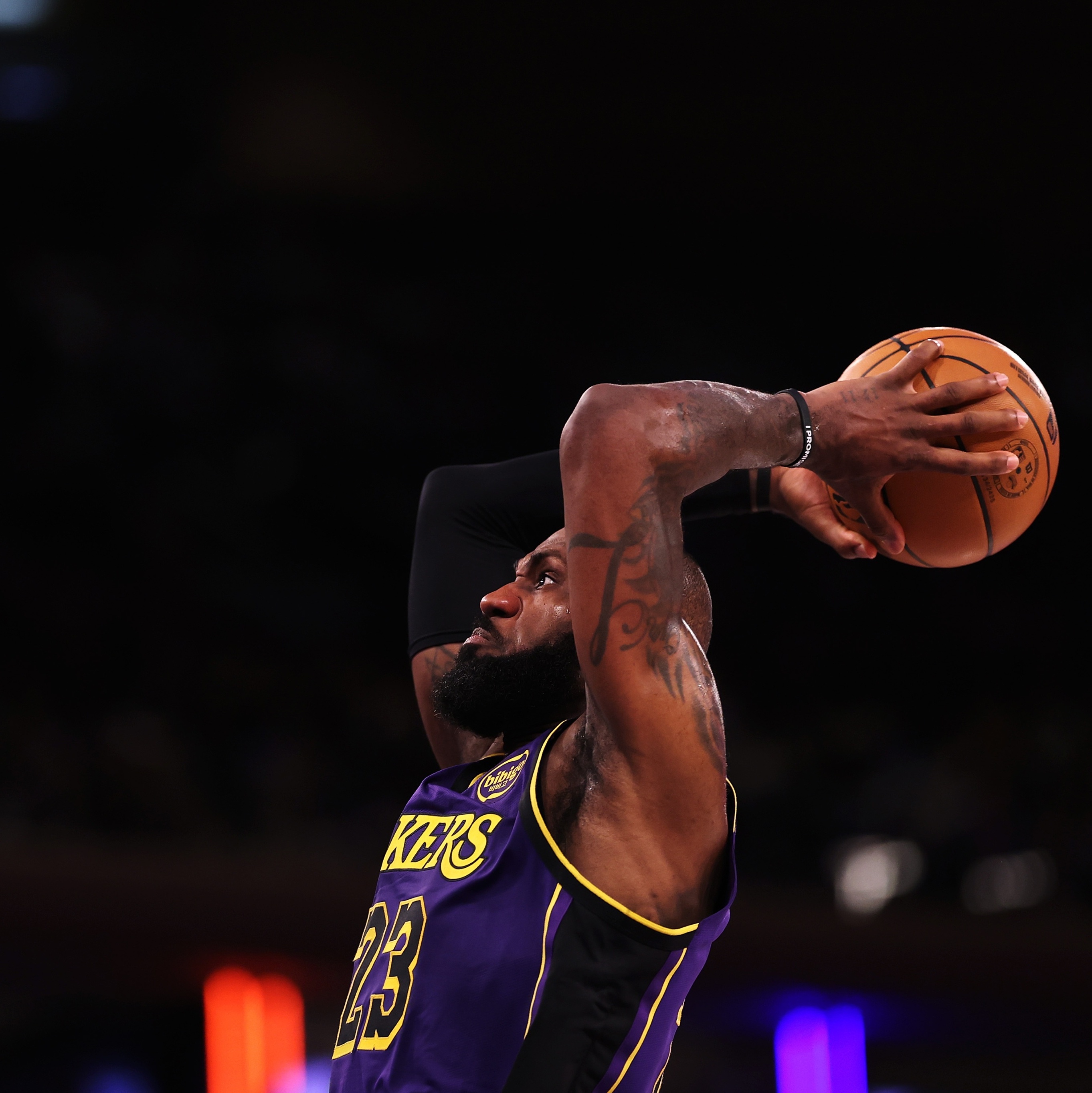 NBA: LeBron bate mais um recorde em vitória dos Lakers sobre Knicks